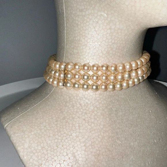 Elegant Pearl Necklace with Gold Accents - Picture 4 of 8